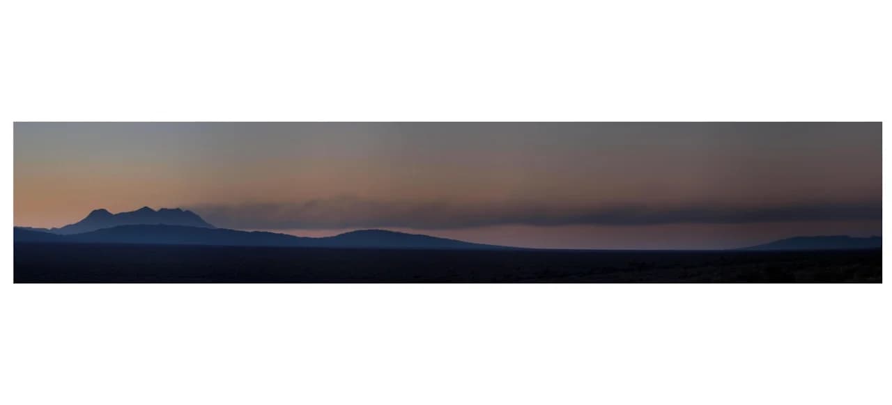 Zdjęcie panoramiczne 15 × 30 cm z widokiem na łańcuch górski od lewej do prawej krawędzi
