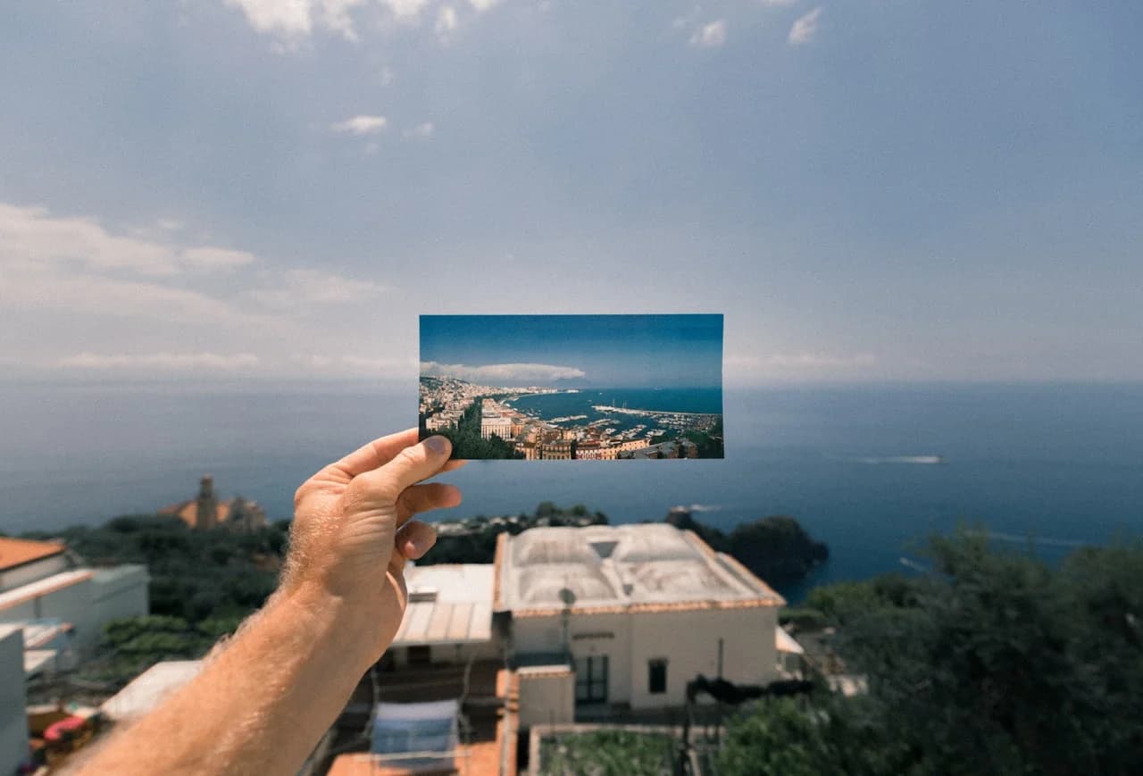 Ręka trzymająca zdjęcie panoramiczne 15 × 30 cm poziomo