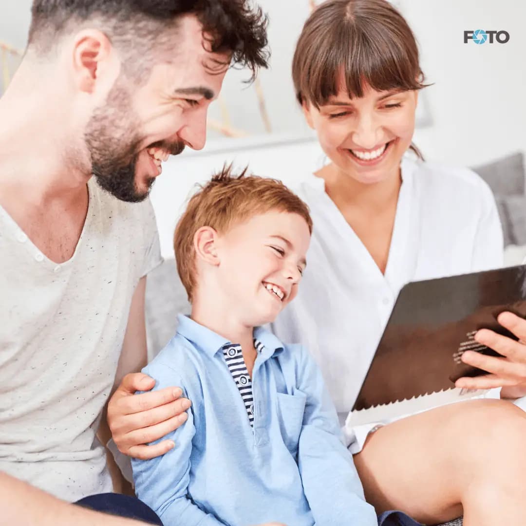 Mama, tata i dziecko wspólnie zamawiają wydrukowane zdjęcia z telefonu