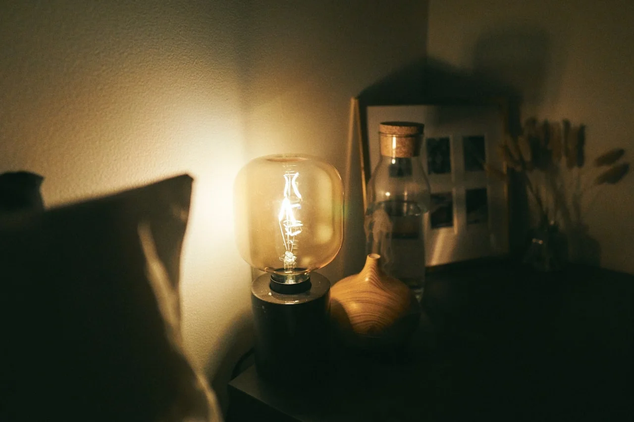 Oprawione zdjęcie 13 × 18 cm na szafce nocnej obok łóżka