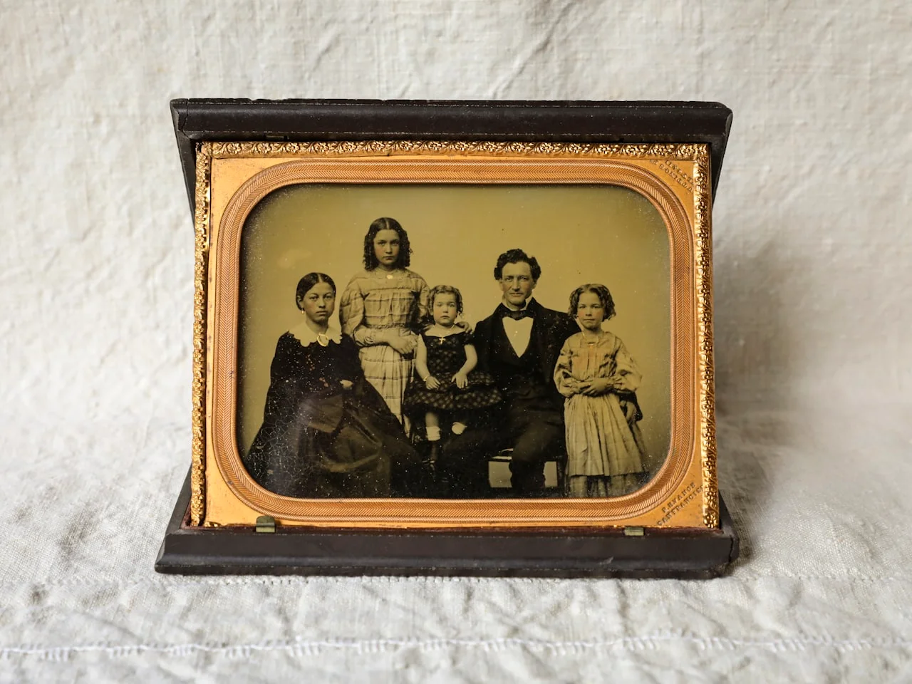 Oprawiony portret rodzinny 18 × 24 nad kanapą