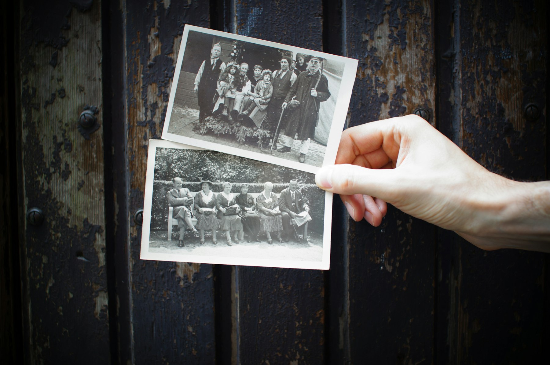 Rodzinne atelier fotograficzne z wydrukowanymi zdjęciami i sprzętem fotograficznym
