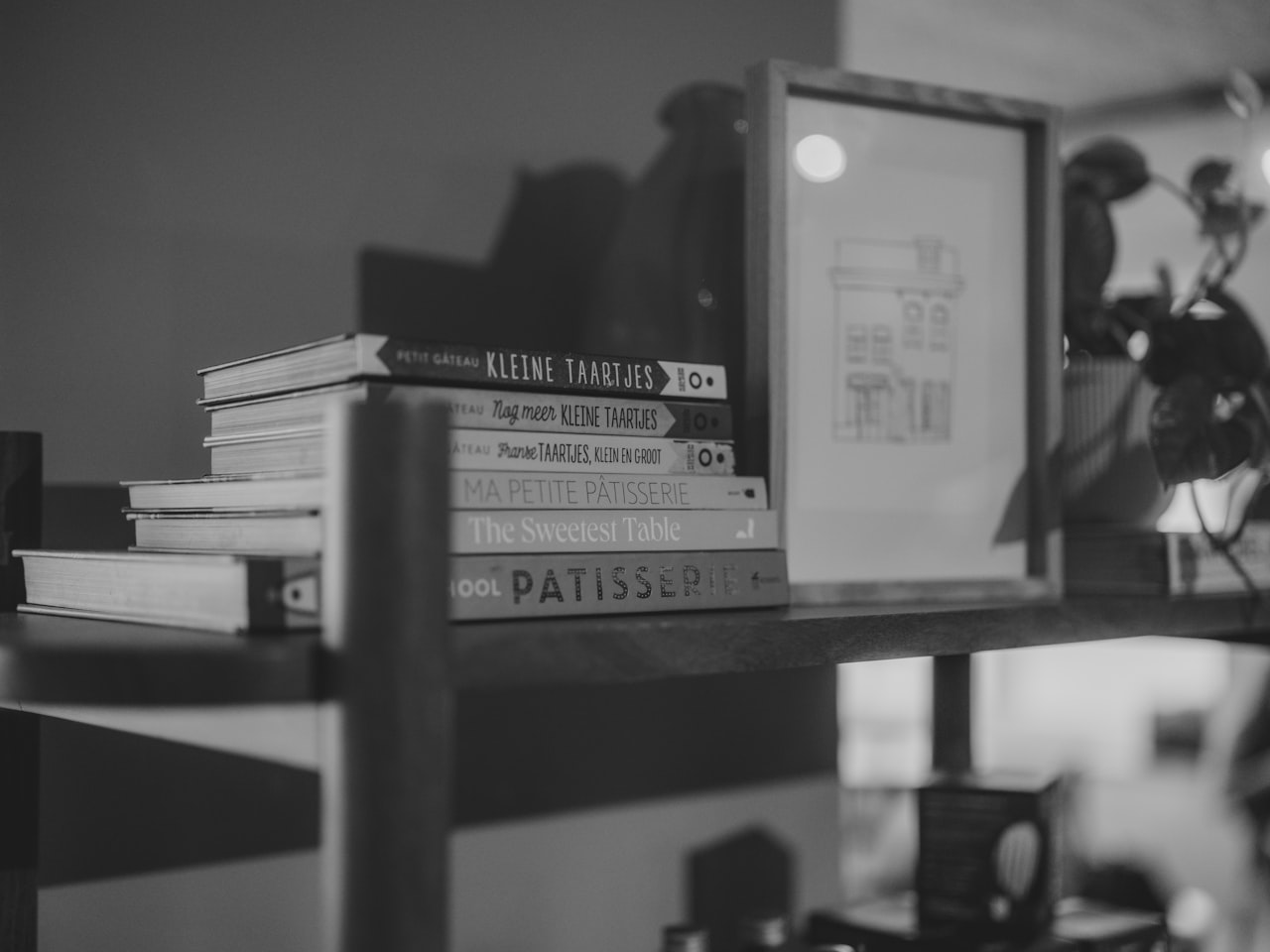 Wnętrze domowej biblioteki z książkami i albumami