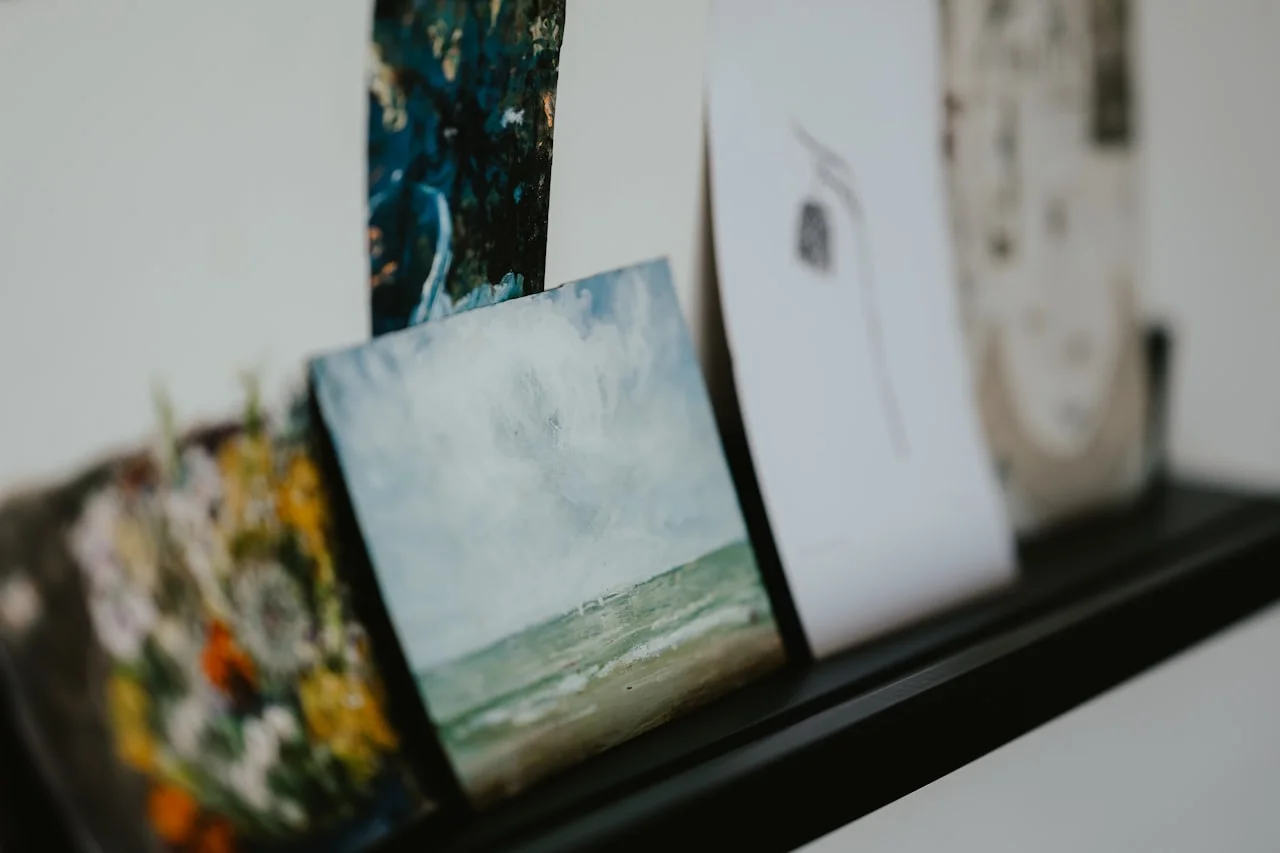 Kilka albumów fotograficznych różnej wielkości na półce