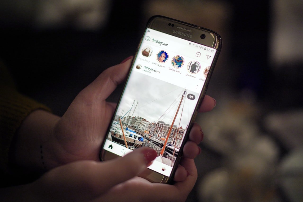 Smartfon z otwartą galerią zdjęć