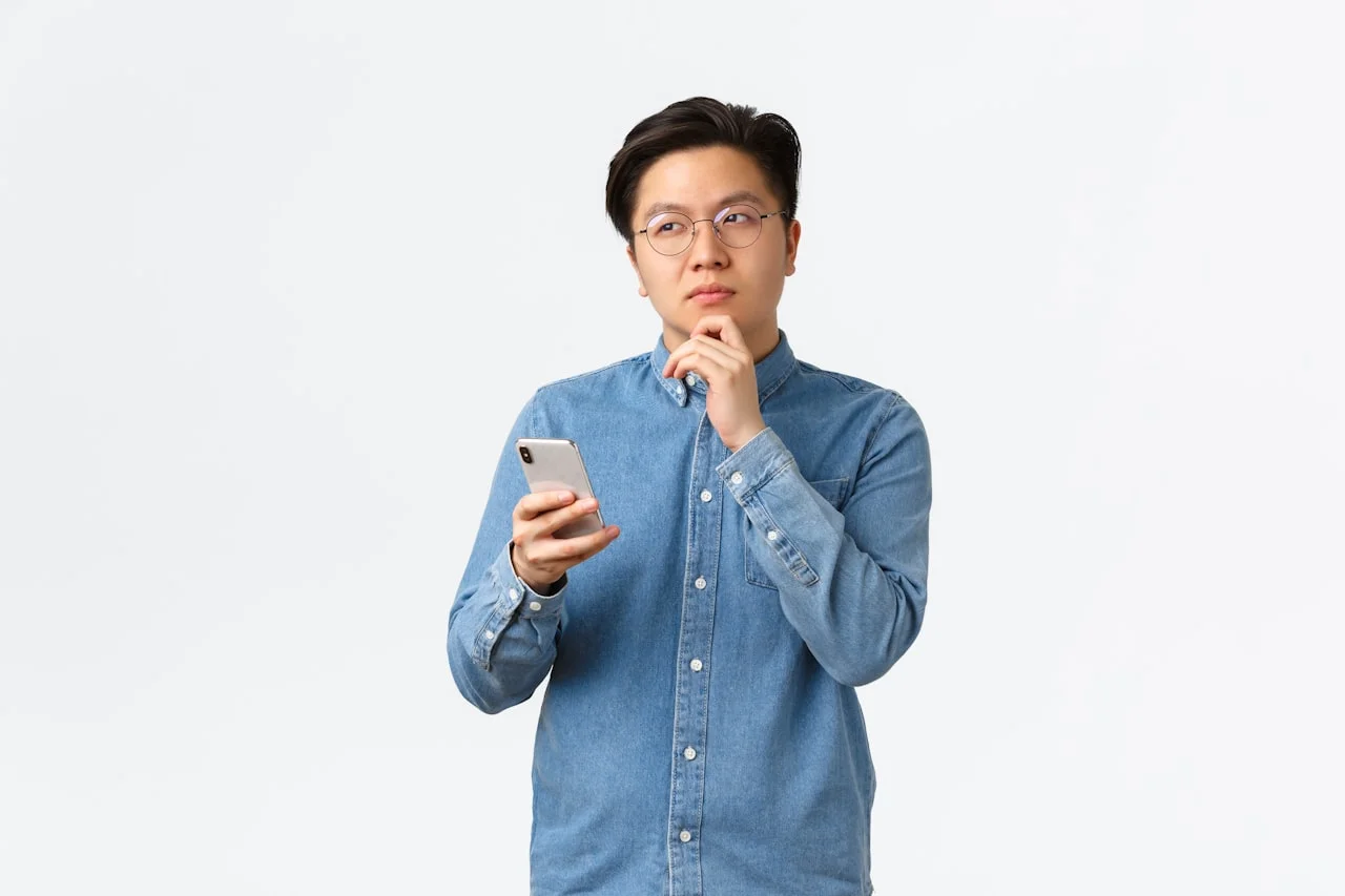 Smartfon z otwartą galerią zdjęć