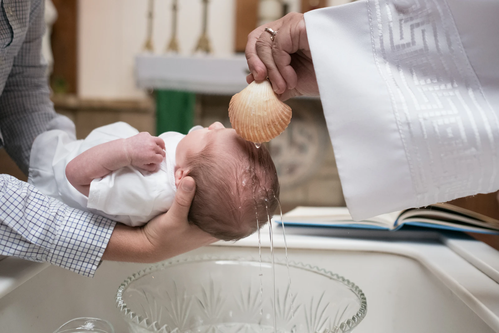 Zaproszenie na chrzest święty na grubym papierze Majestic ze złotym krzyżem i kwiatami