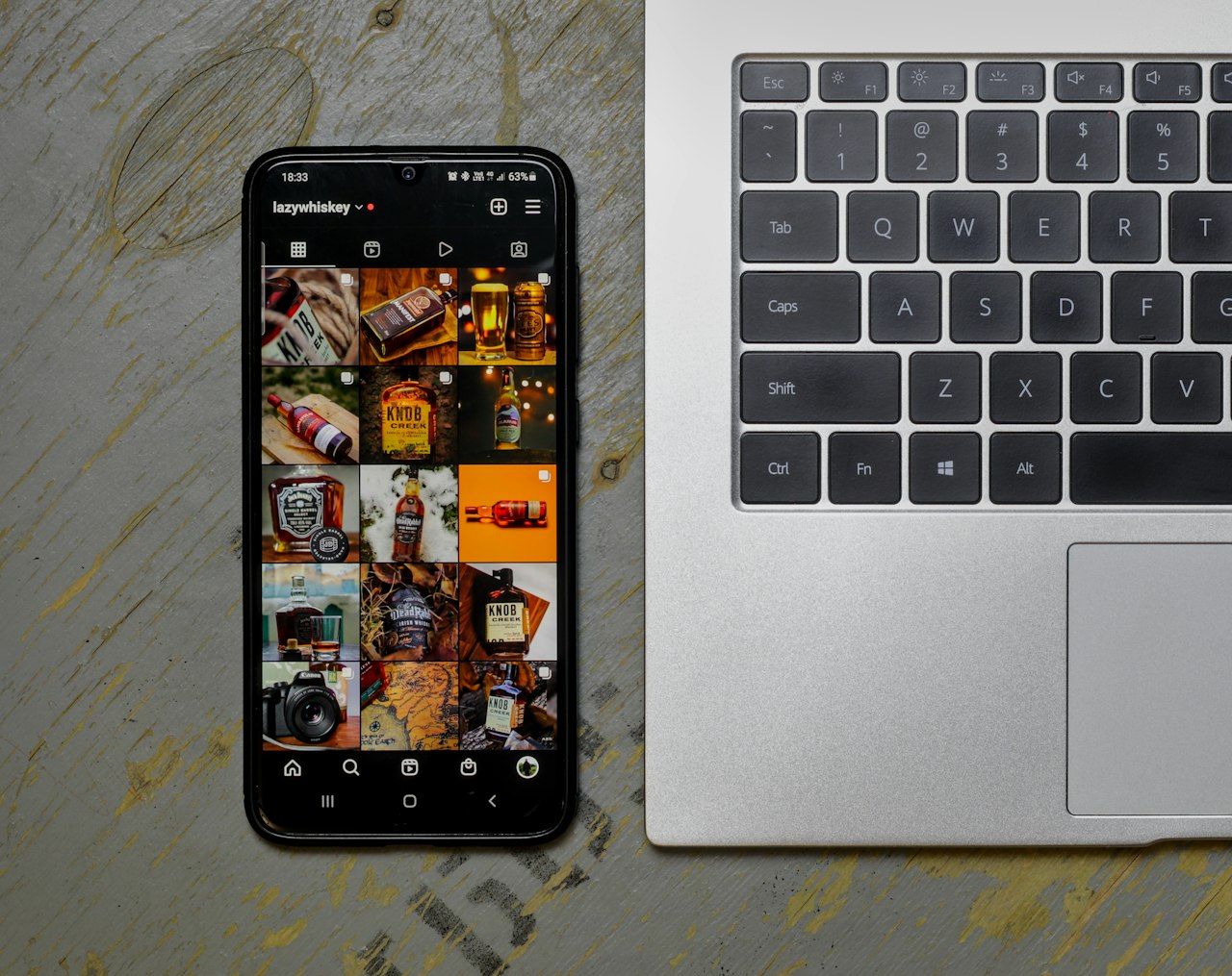 Telefon wyświetlający listę zdjęć przygotowanych do wgrania