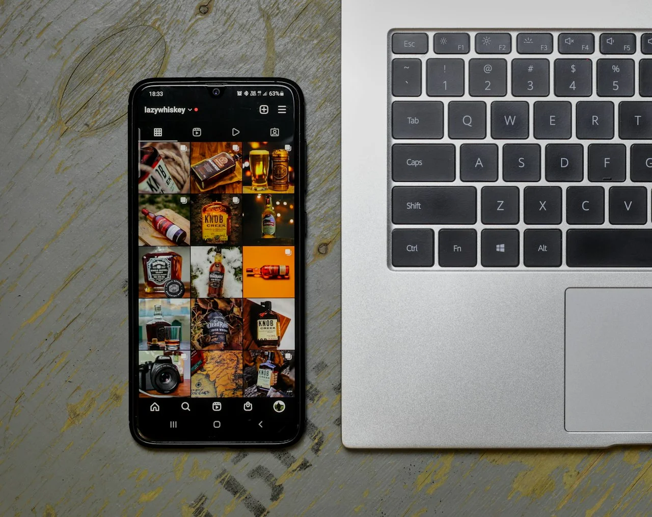 Telefon wyświetlający listę zdjęć przygotowanych do wgrania