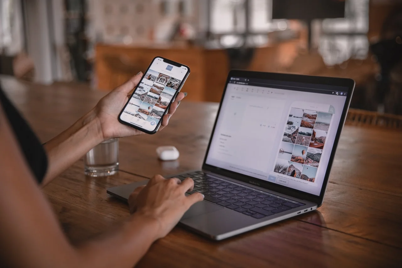 Ten sam zbiór zdjęć wyświetlony jednocześnie na telefonie i laptopie