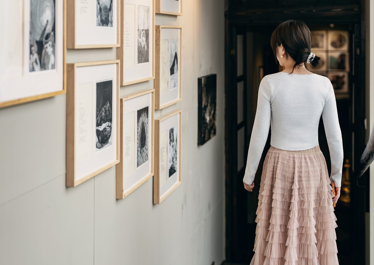 Galeria ścienna z dziecięcymi zdjęciami z różnych lat