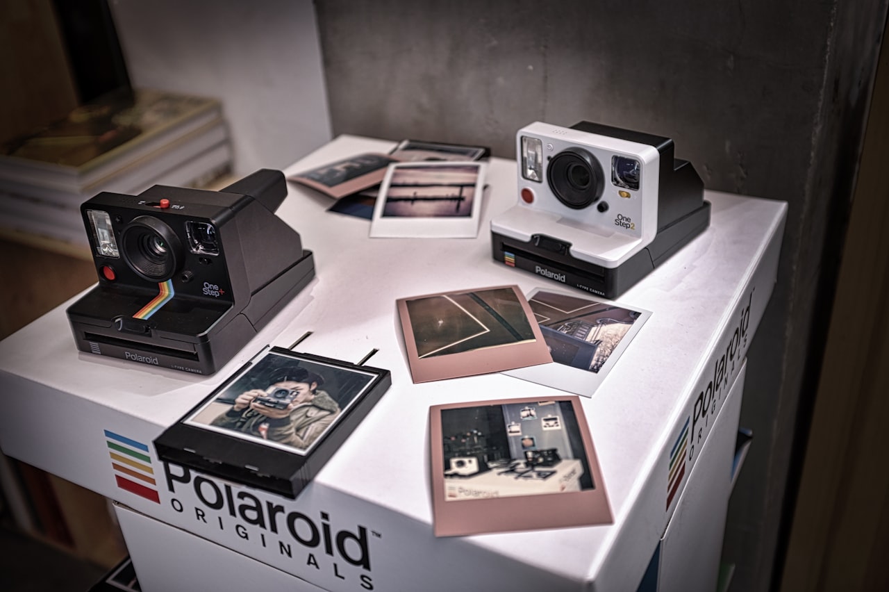 Aparaty Polaroid i wydrukowane zdjęcia z białym marginesem