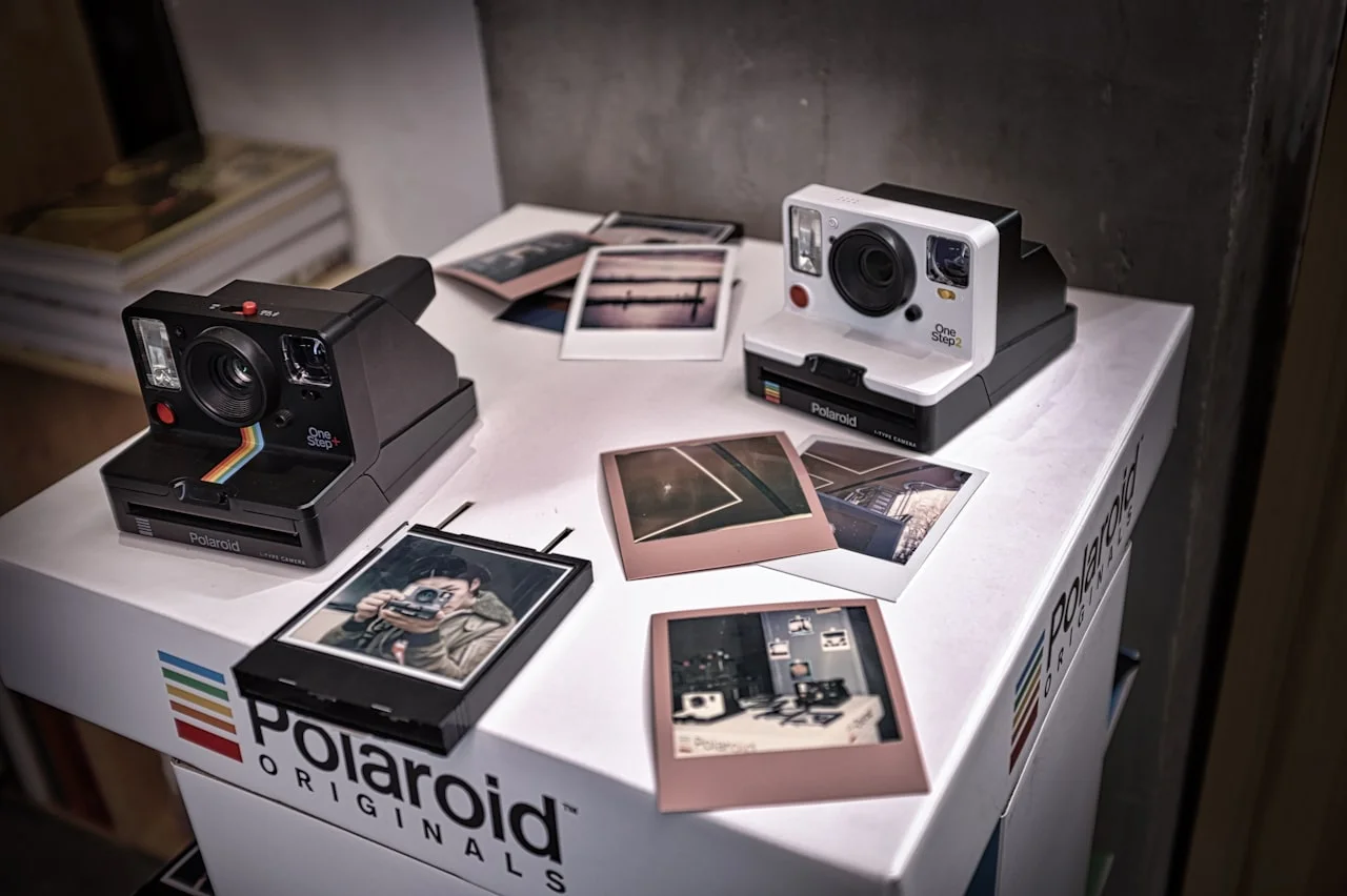 Aparaty Polaroid i wydrukowane zdjęcia z białym marginesem